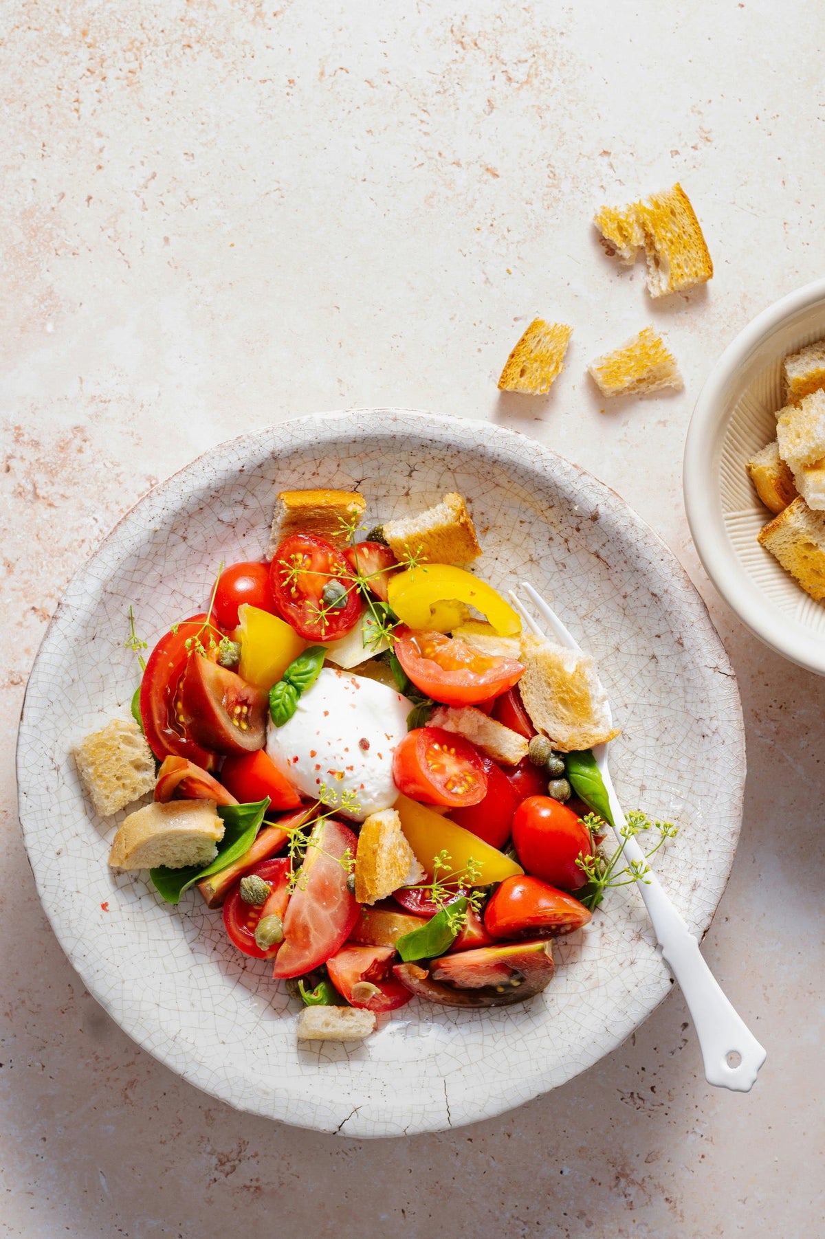 Salade de tomates à l'huile d'olive au basilic