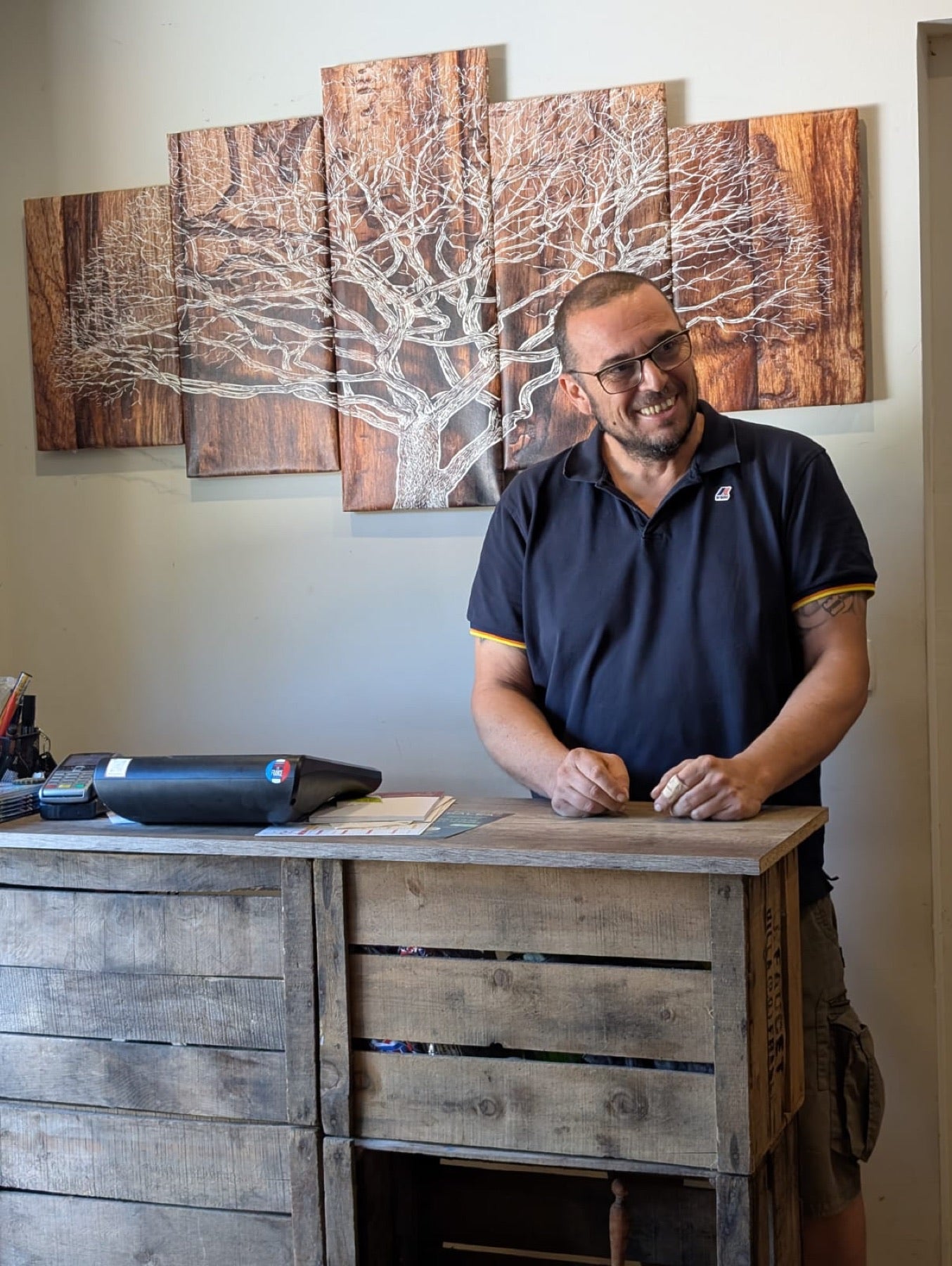 Vincent Gallegos au comptoir de vente du moulin